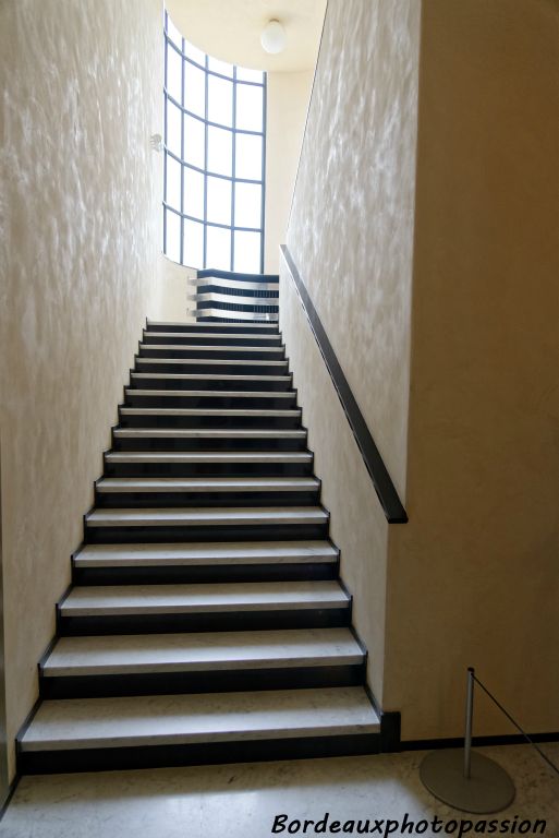 Construit dans le belvédère, le grand escalier est simple et traité dans le noir et blanc.